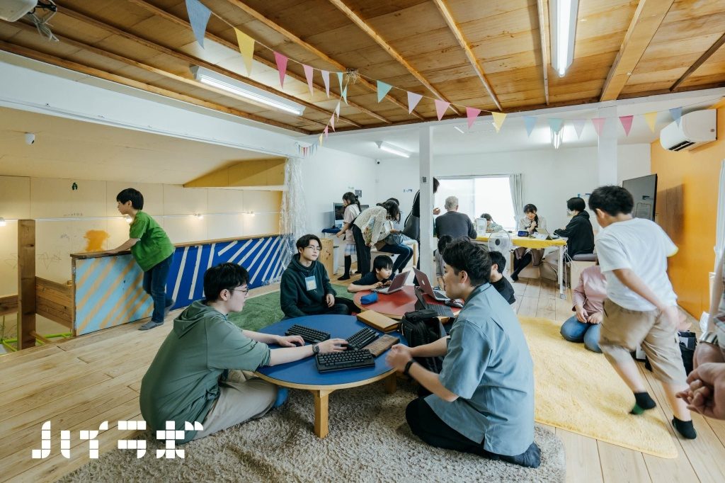 デジタル工作機器を使うものづくり教育の様子
